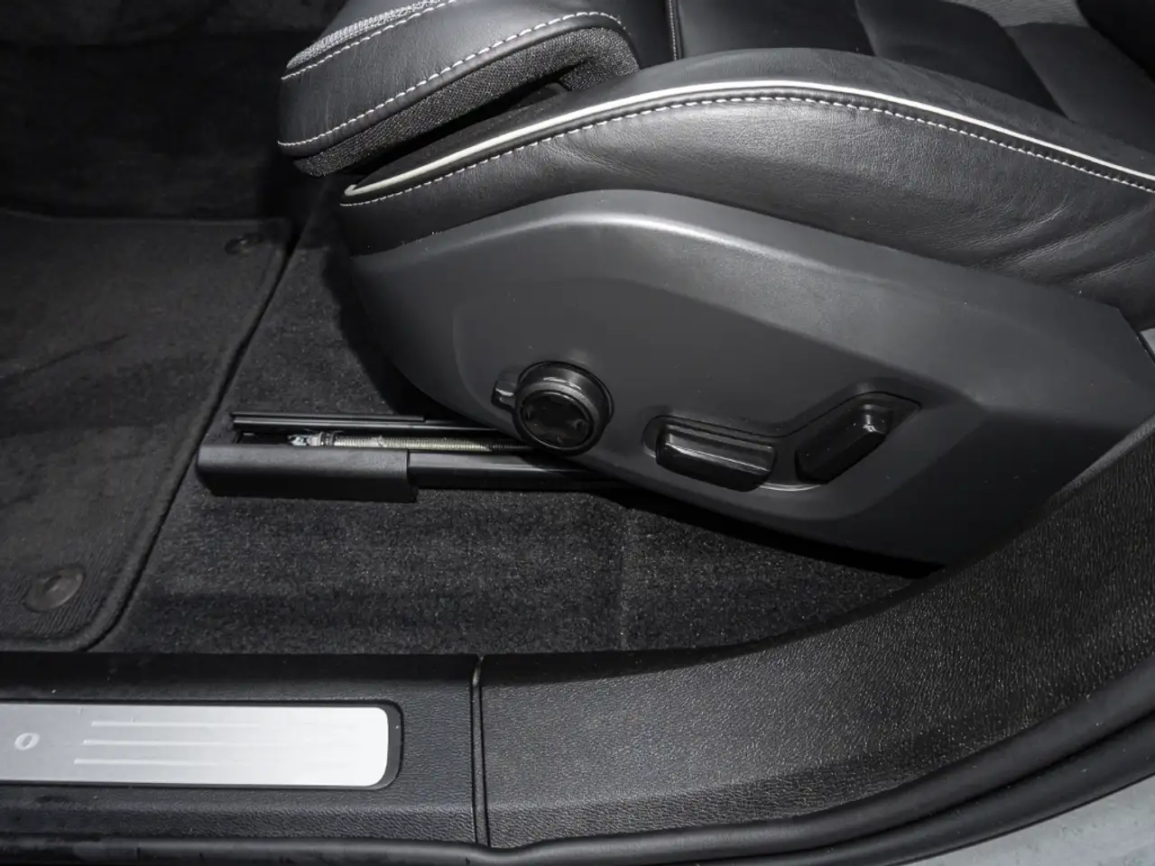 Volvo XC60 Plus Dark 2WD Leder Digitales Cockpit Memory Sitze — معرض صور السيارة 15