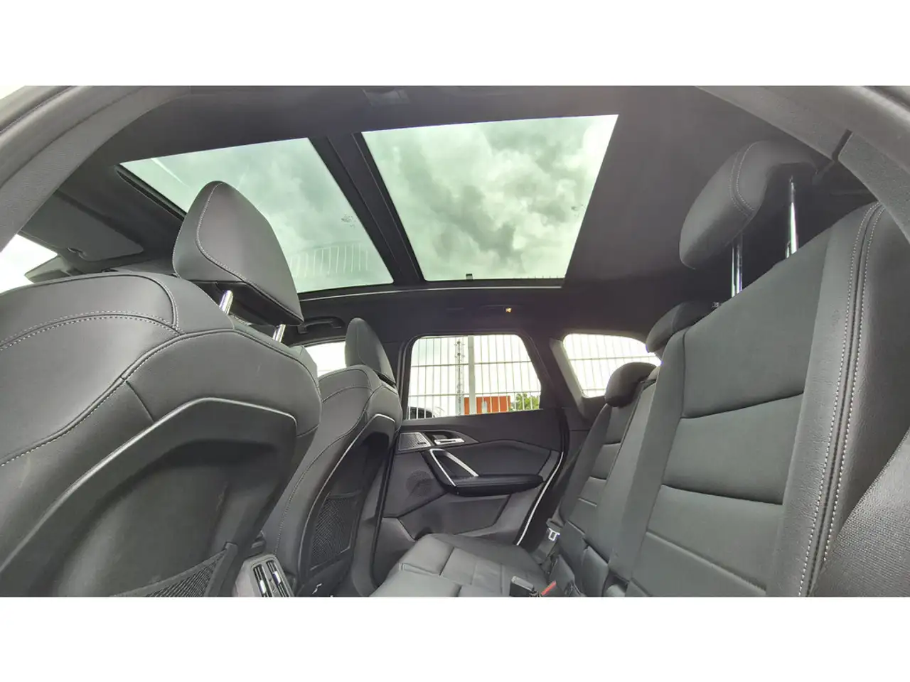 BMW iX1 xDrive30 M-Sport AHK+PANO+HUD+360°KAM+HK — معرض صور السيارة 18