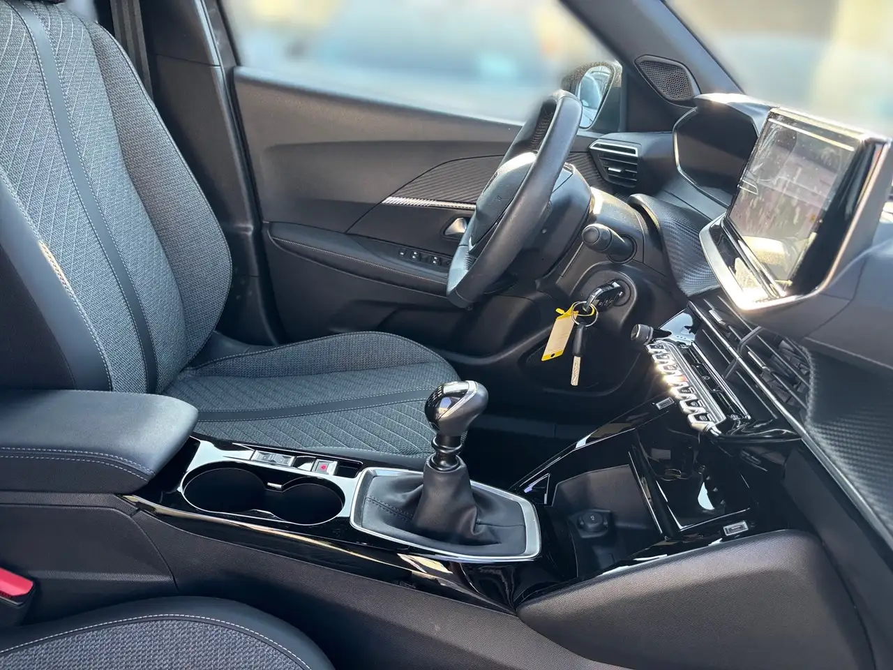 Peugeot 2008 1.2 PureTech 100 Allure LED PDC Navi Kamera — Vehicle gallery 14