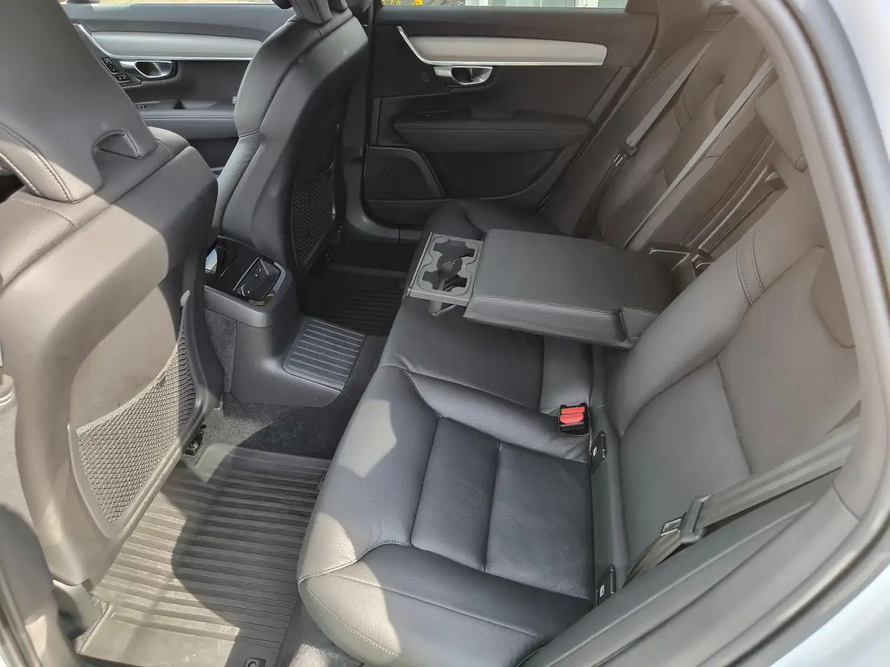 Volvo V90 T6 Plus Dark Recharge Plug-In Hybrid AWD — Vehicle gallery 9
