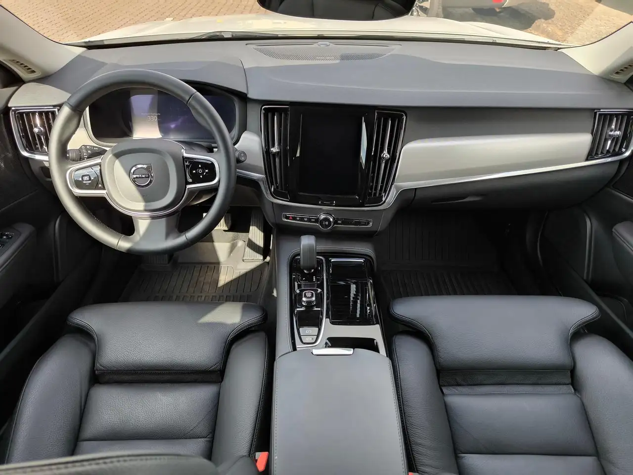 Volvo V90 T6 Plus Dark Recharge Plug-In Hybrid AWD — Vehicle gallery 12