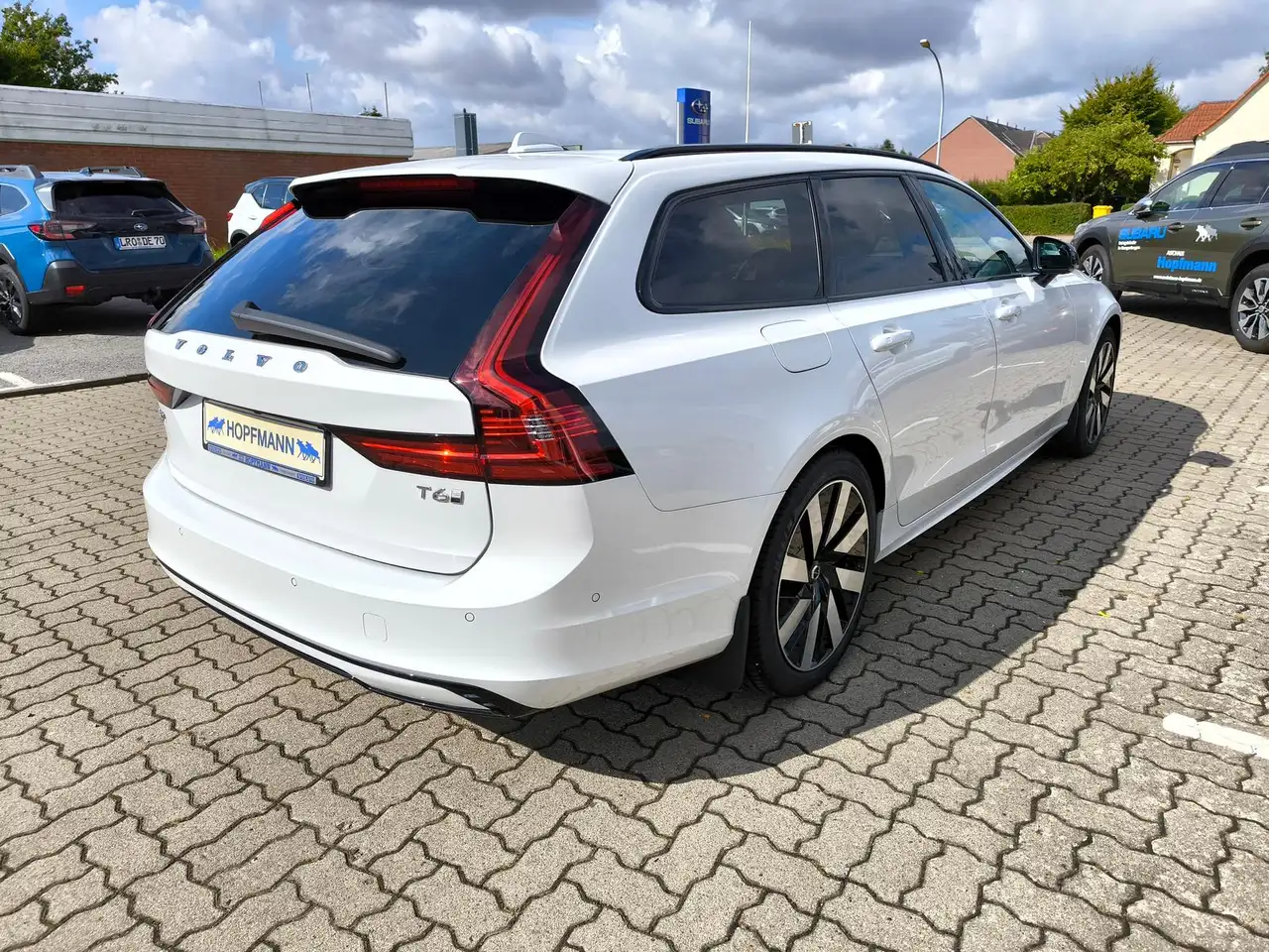 Volvo V90 T6 Plus Dark Recharge Plug-In Hybrid AWD — Vehicle gallery 5