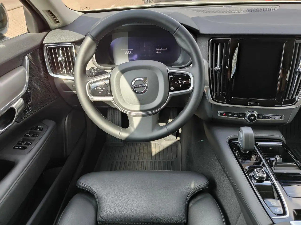 Volvo V90 T6 Plus Dark Recharge Plug-In Hybrid AWD — Vehicle gallery 13