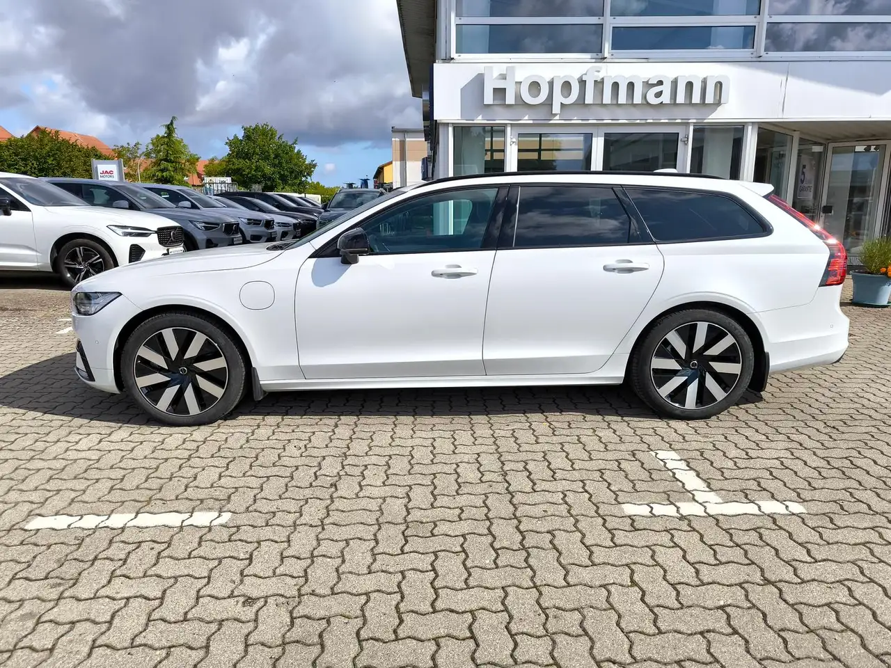 Volvo V90 T6 Plus Dark Recharge Plug-In Hybrid AWD — Vehicle gallery 2