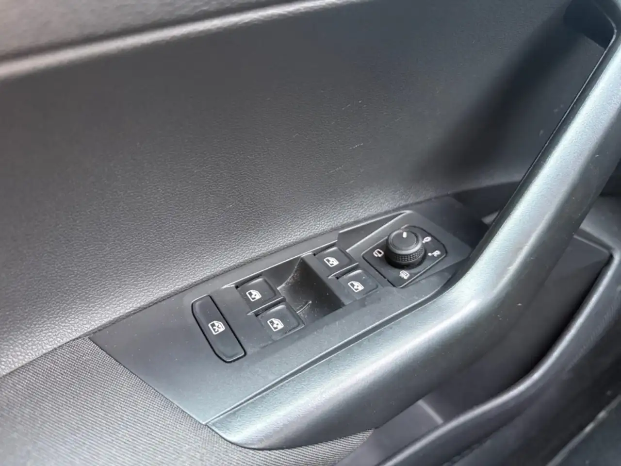 Volkswagen Polo VI Life 1.0 TSI Navi Apple CarPlay Mehrzonenklima — Galería del vehículo 24