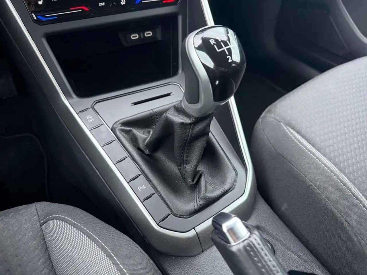 Volkswagen Polo VI Life 1.0 TSI Navi Apple CarPlay Mehrzonenklima — Galería del vehículo 28