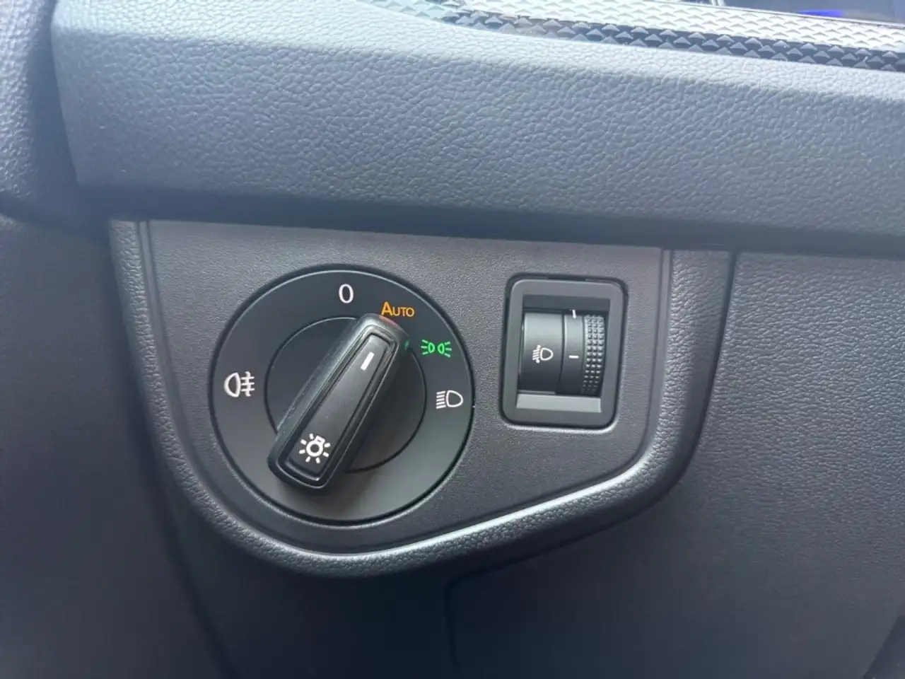 Volkswagen Polo VI Life 1.0 TSI Navi Apple CarPlay Mehrzonenklima — Galería del vehículo 25