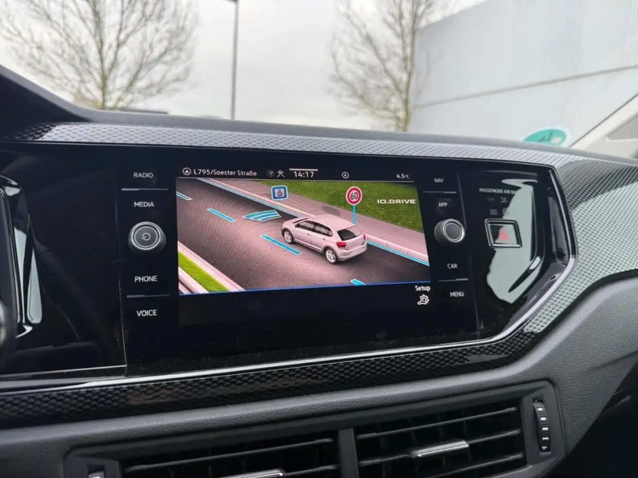 Volkswagen Polo VI Life 1.0 TSI Navi Apple CarPlay Mehrzonenklima — Galería del vehículo 32