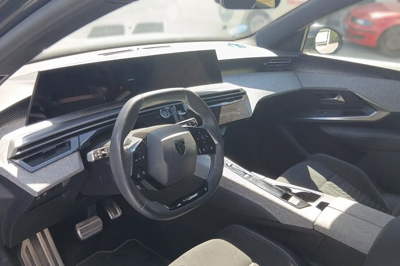 Peugeot 5008 Allure Eléctrico 157kW — Galería del vehículo 6