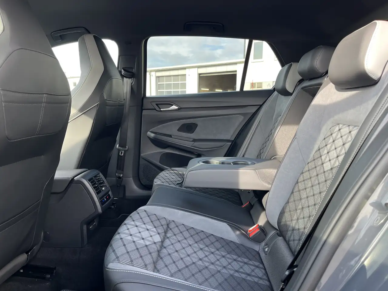 Volkswagen Golf 1.5 TSI DSG R-Line 2,99% Fin. AHK Navi TravelAssis — Vehicle gallery 17