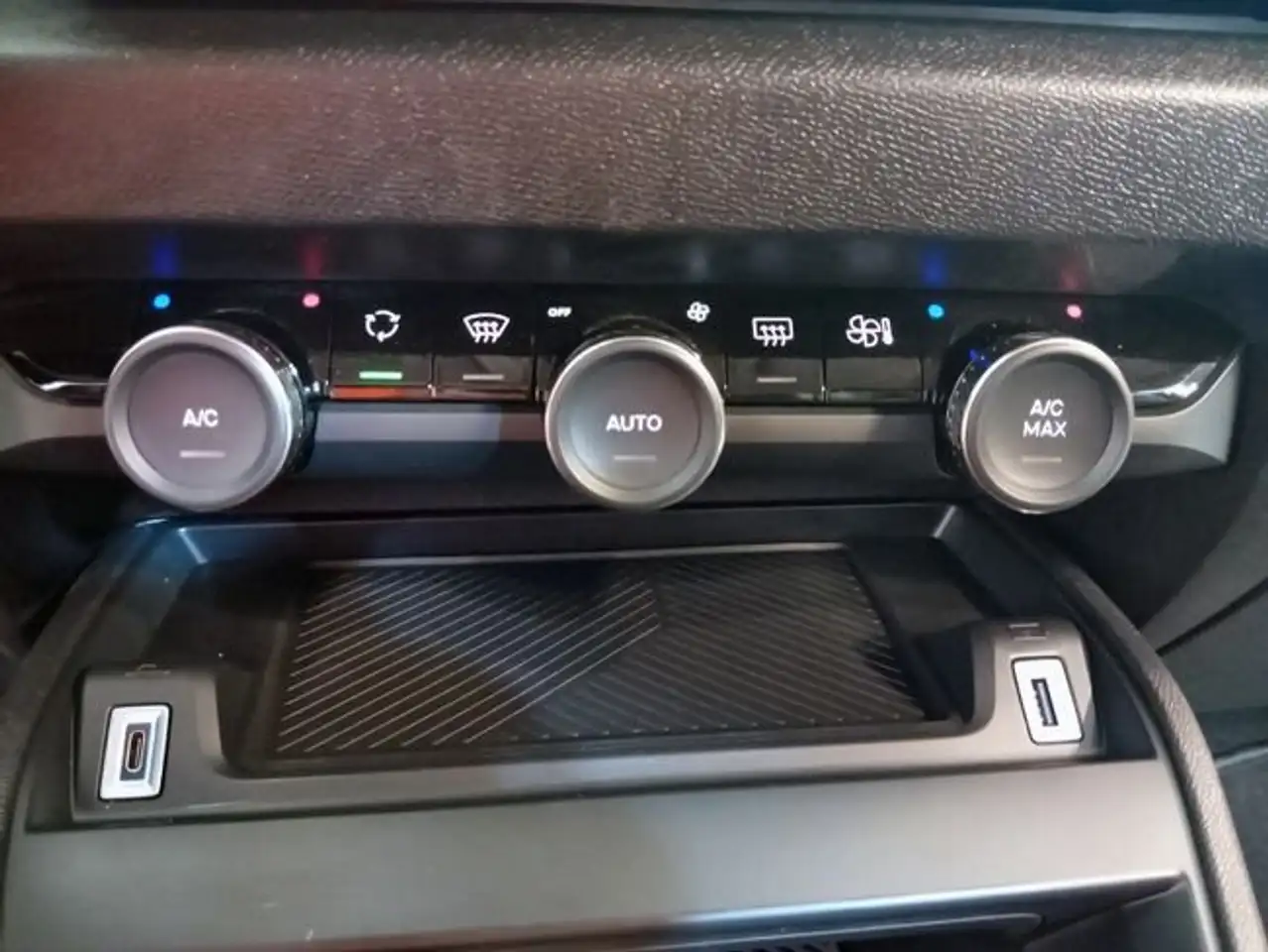 Citroen C4 1.2 PureTech Plus S&S 130 — Vehicle gallery 16