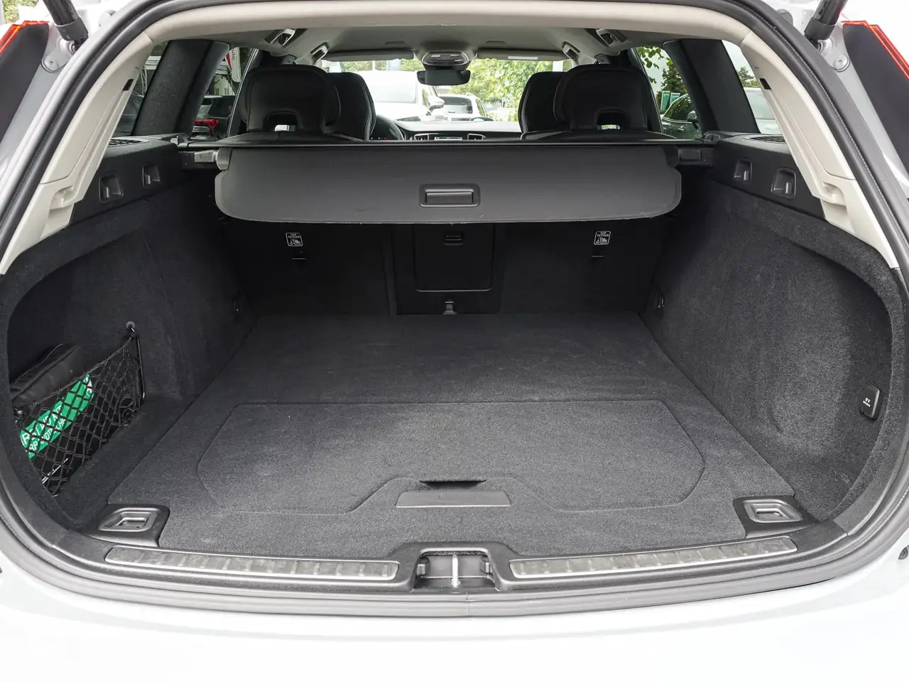 Volvo V60 T8 AWD Plus Dark Plug-in Hybrid STANDHZG 360° — معرض صور السيارة 18