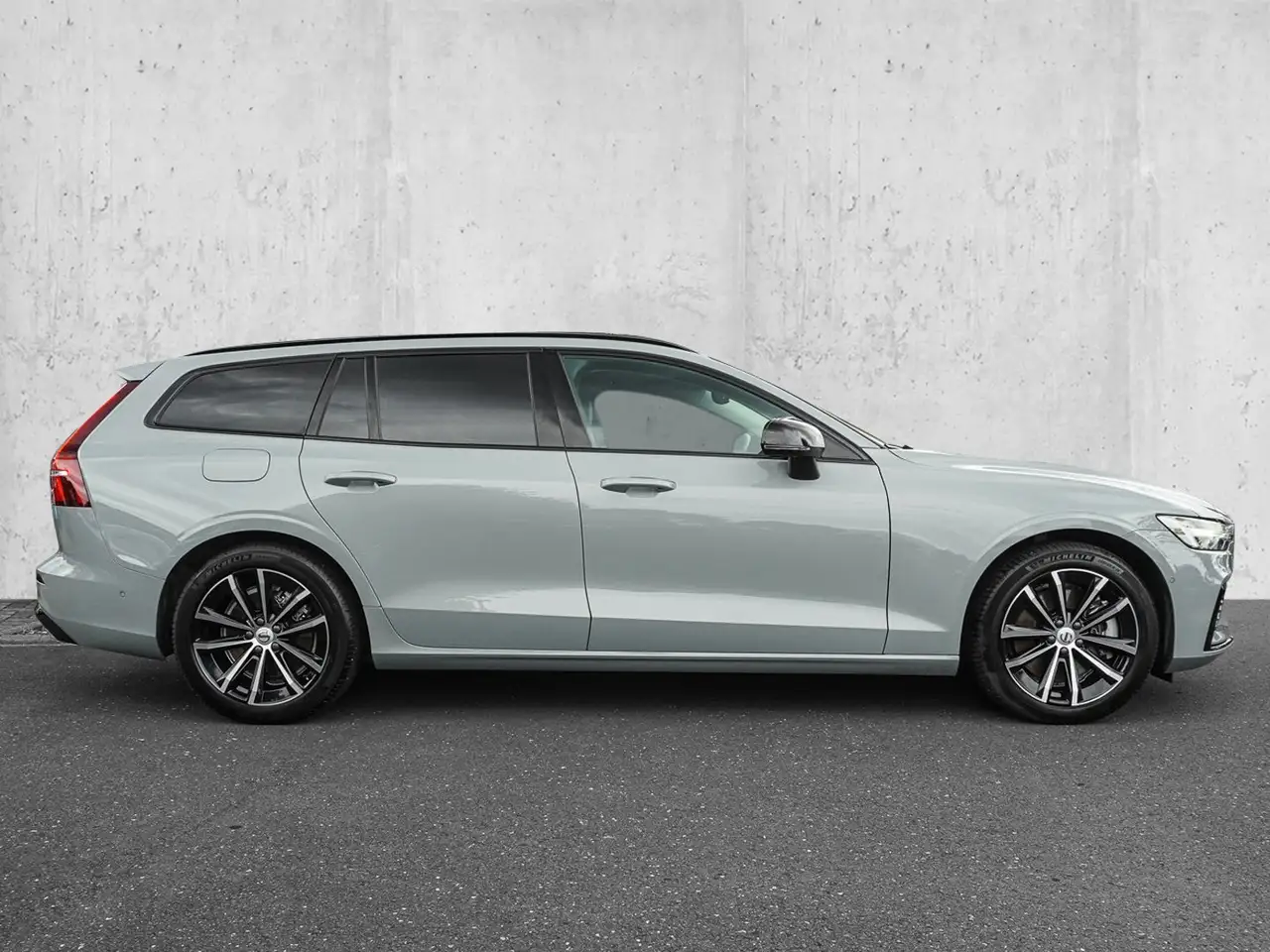 Volvo V60 T8 AWD Plus Dark Plug-in Hybrid STANDHZG 360° — معرض صور السيارة 5