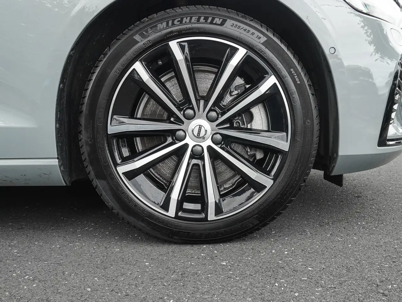 Volvo V60 T8 AWD Plus Dark Plug-in Hybrid STANDHZG 360° — معرض صور السيارة 7