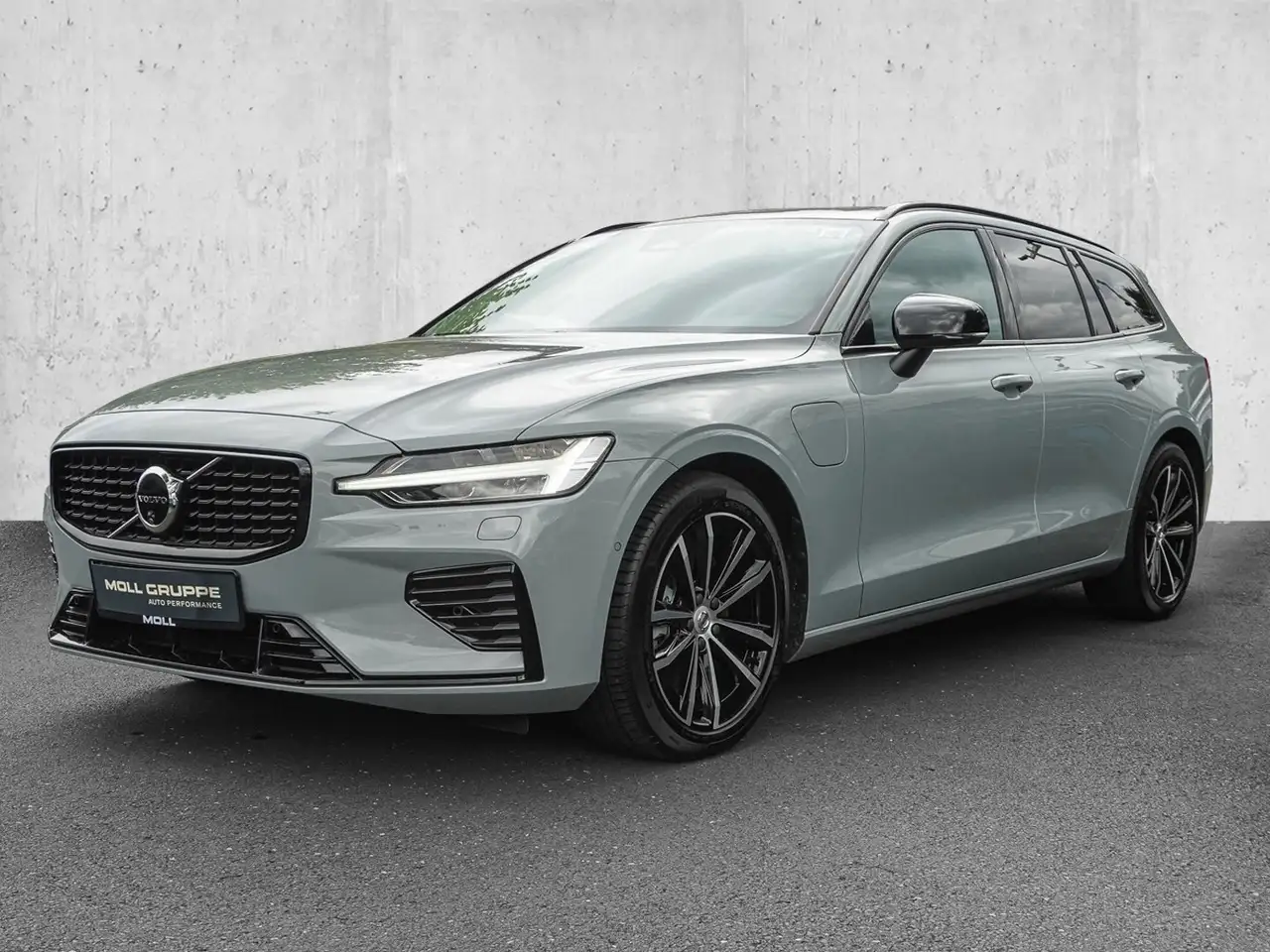 Volvo V60 T8 AWD Plus Dark Plug-in Hybrid STANDHZG 360° — معرض صور السيارة 2