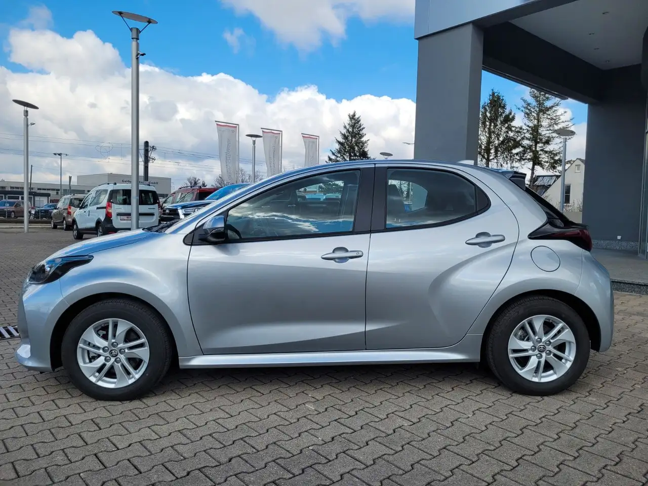Toyota Yaris 1.5l Hybrid Automatik*Kamera,Alufelgen,ACC — Vehicle gallery 8