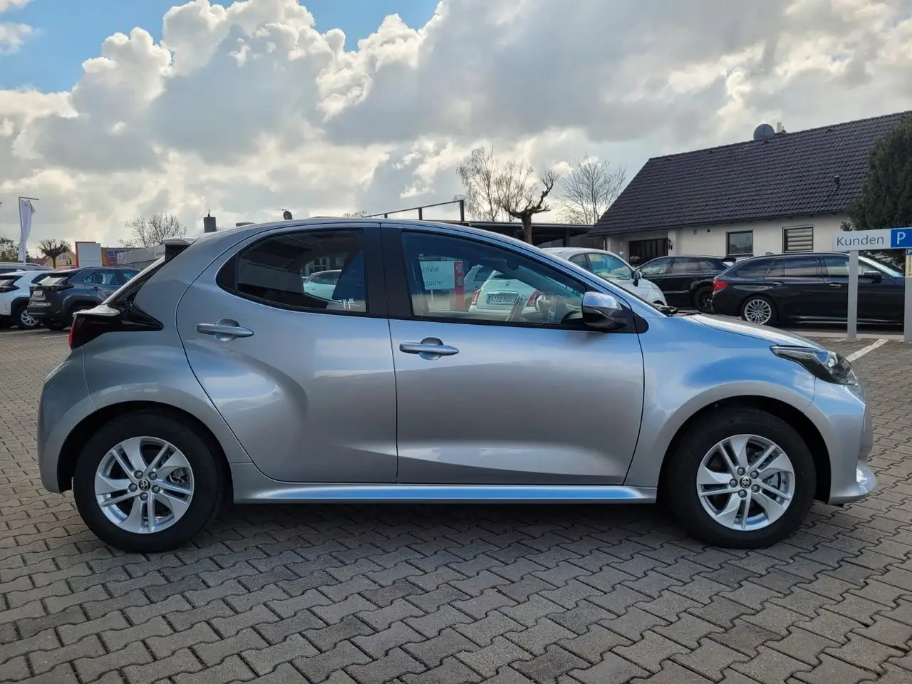 Toyota Yaris 1.5l Hybrid Automatik*Kamera,Alufelgen,ACC — Vehicle gallery 4