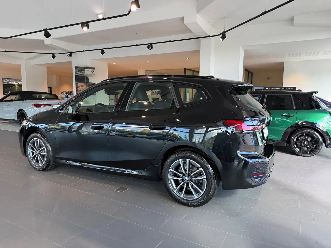BMW 218 i AT MSport M Sportpaket Head-Up HK HiFi DAB — معرض صور السيارة 4