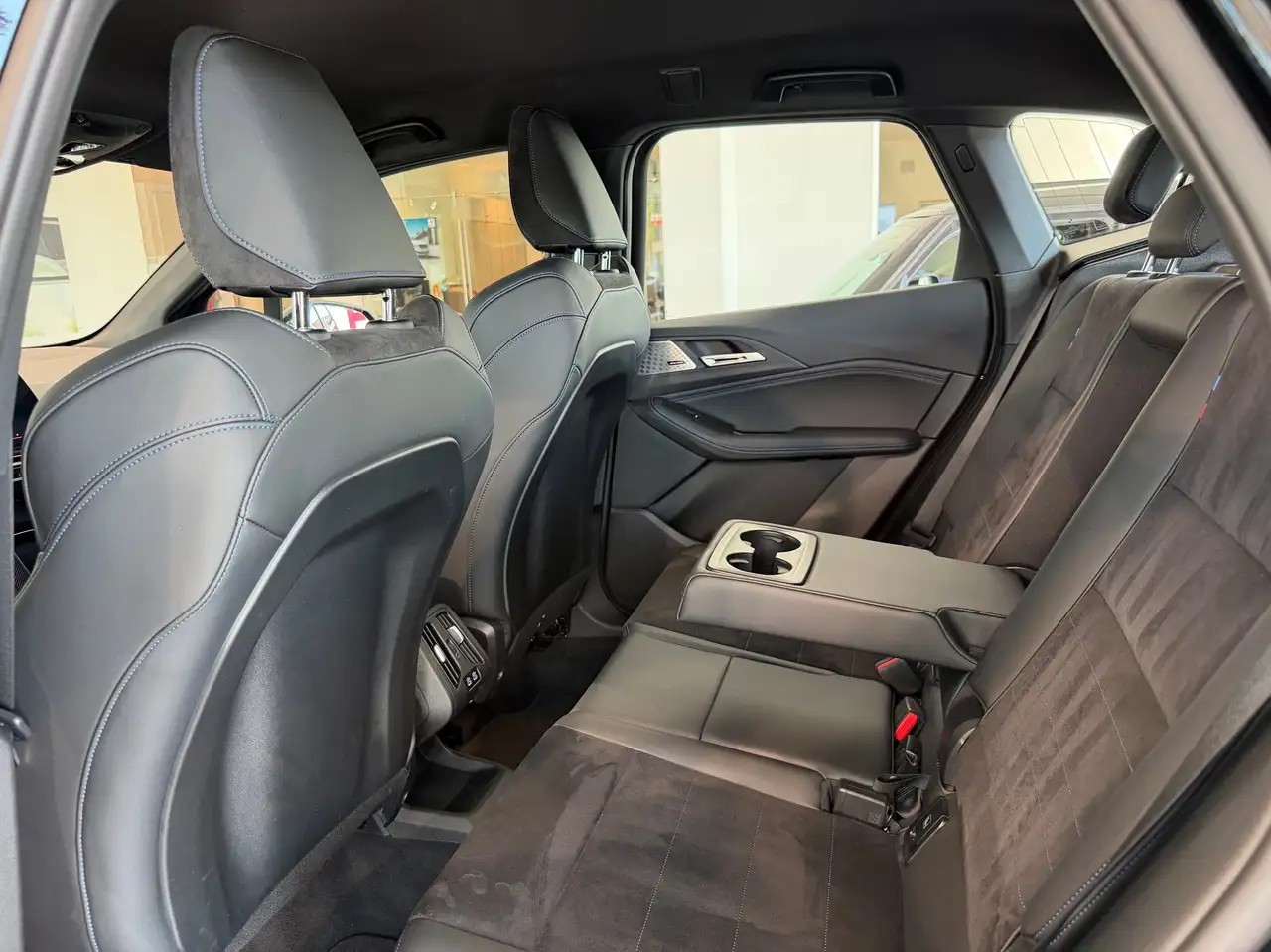BMW 218 i AT MSport M Sportpaket Head-Up HK HiFi DAB — معرض صور السيارة 16