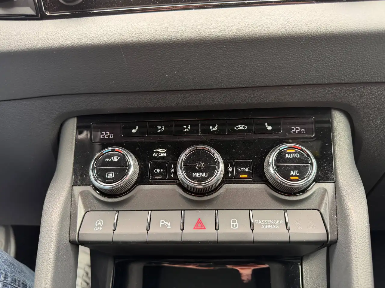 Skoda Karoq Sportline Autom*1.Hand*AHK*Panodach*MatrixLED*Navi*Rückfahrkam*Garantie bis 2029 — معرض صور السيارة 34
