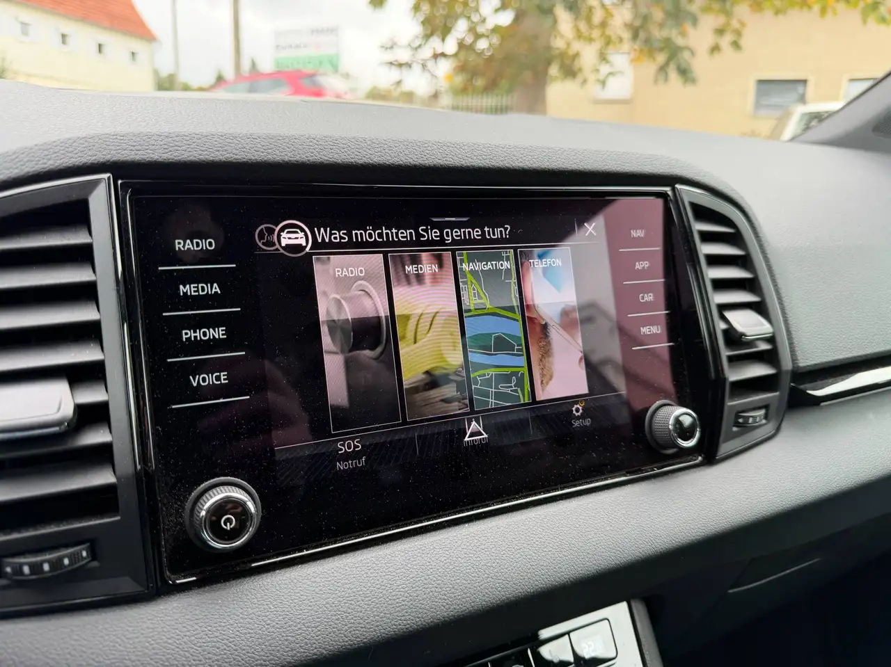 Skoda Karoq Sportline Autom*1.Hand*AHK*Panodach*MatrixLED*Navi*Rückfahrkam*Garantie bis 2029 — معرض صور السيارة 30