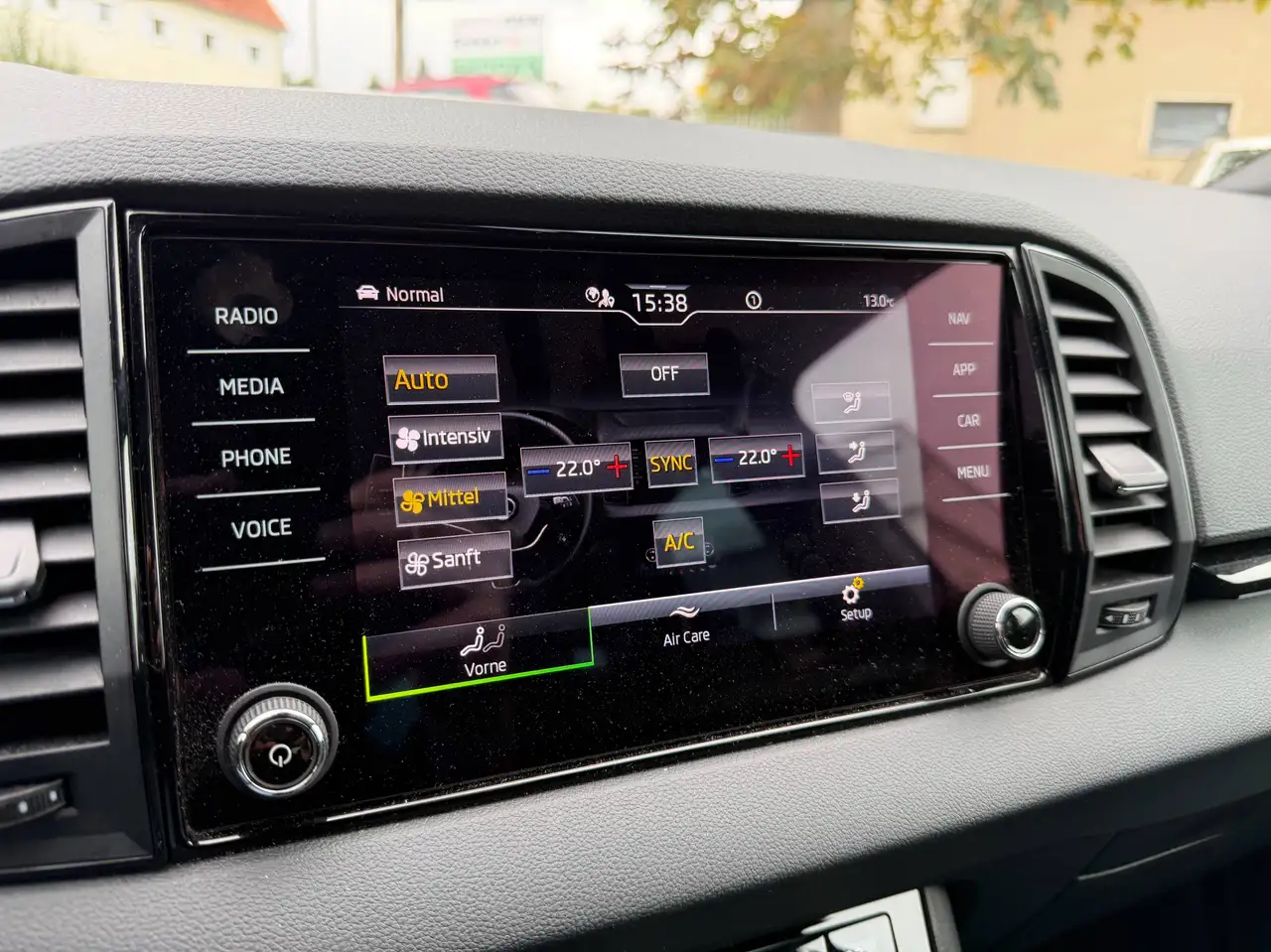 Skoda Karoq Sportline Autom*1.Hand*AHK*Panodach*MatrixLED*Navi*Rückfahrkam*Garantie bis 2029 — معرض صور السيارة 33