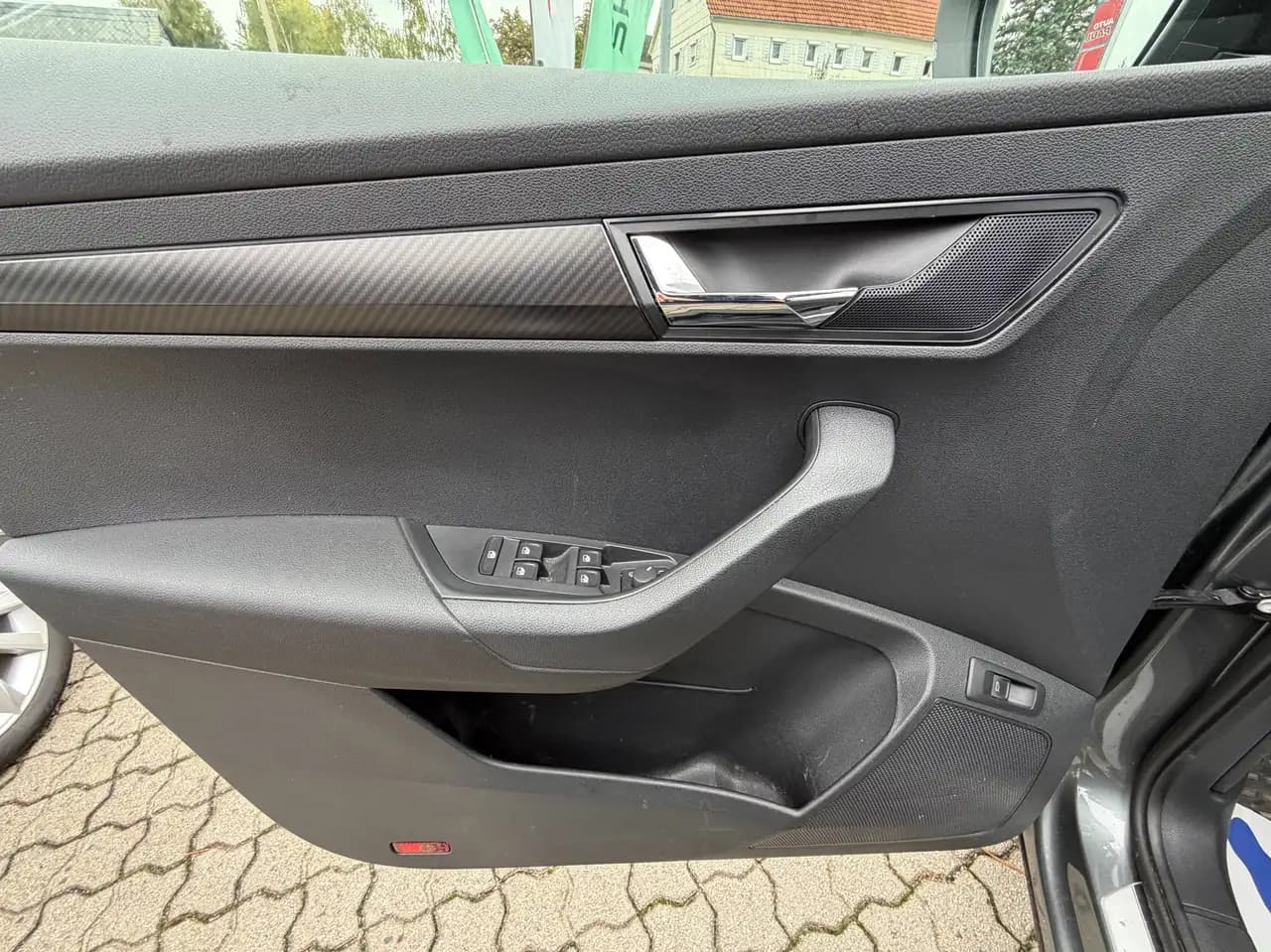 Skoda Karoq Sportline Autom*1.Hand*AHK*Panodach*MatrixLED*Navi*Rückfahrkam*Garantie bis 2029 — معرض صور السيارة 17
