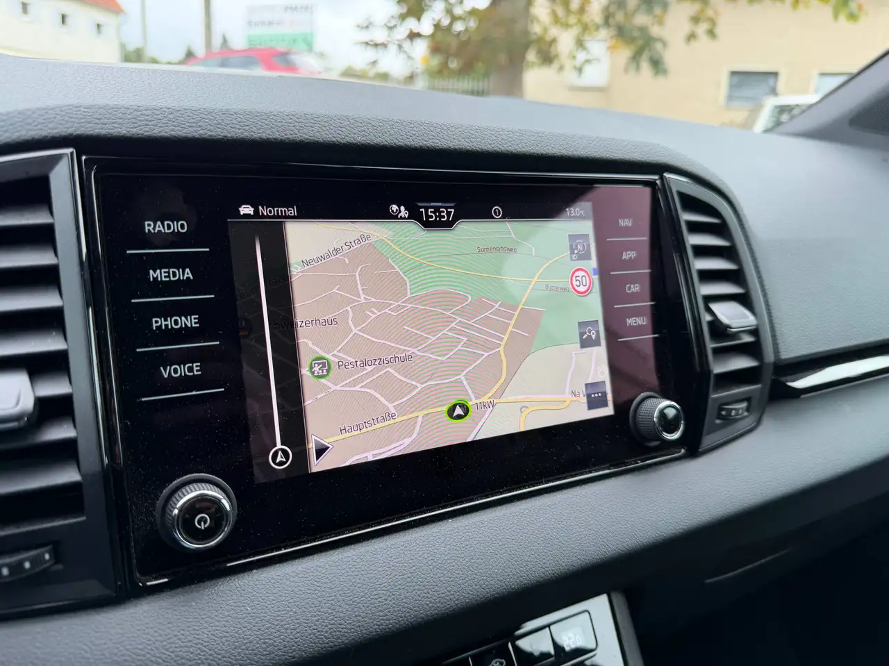 Skoda Karoq Sportline Autom*1.Hand*AHK*Panodach*MatrixLED*Navi*Rückfahrkam*Garantie bis 2029 — معرض صور السيارة 31