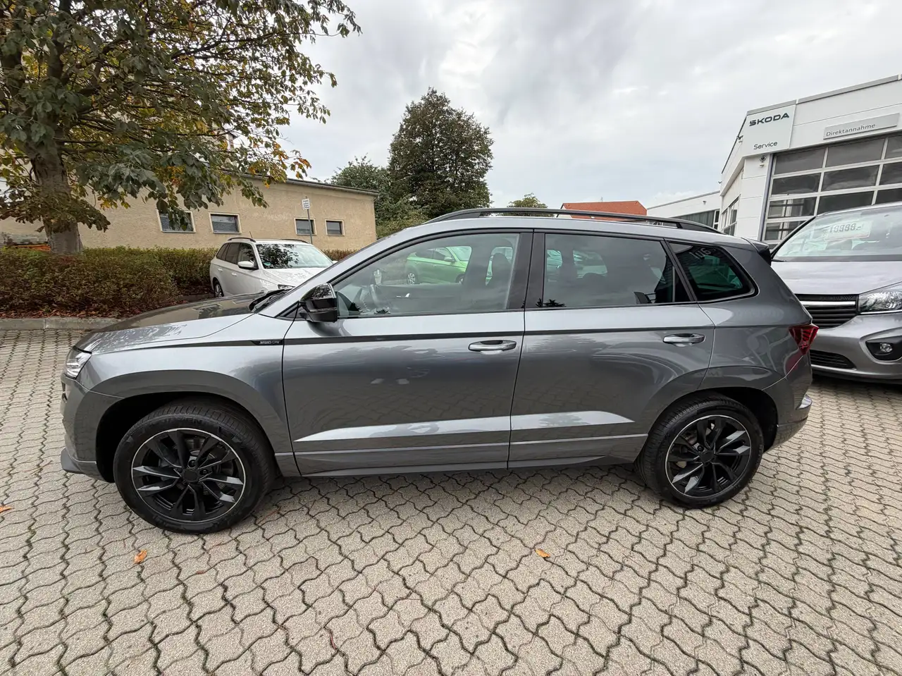 Skoda Karoq Sportline Autom*1.Hand*AHK*Panodach*MatrixLED*Navi*Rückfahrkam*Garantie bis 2029 — معرض صور السيارة 3