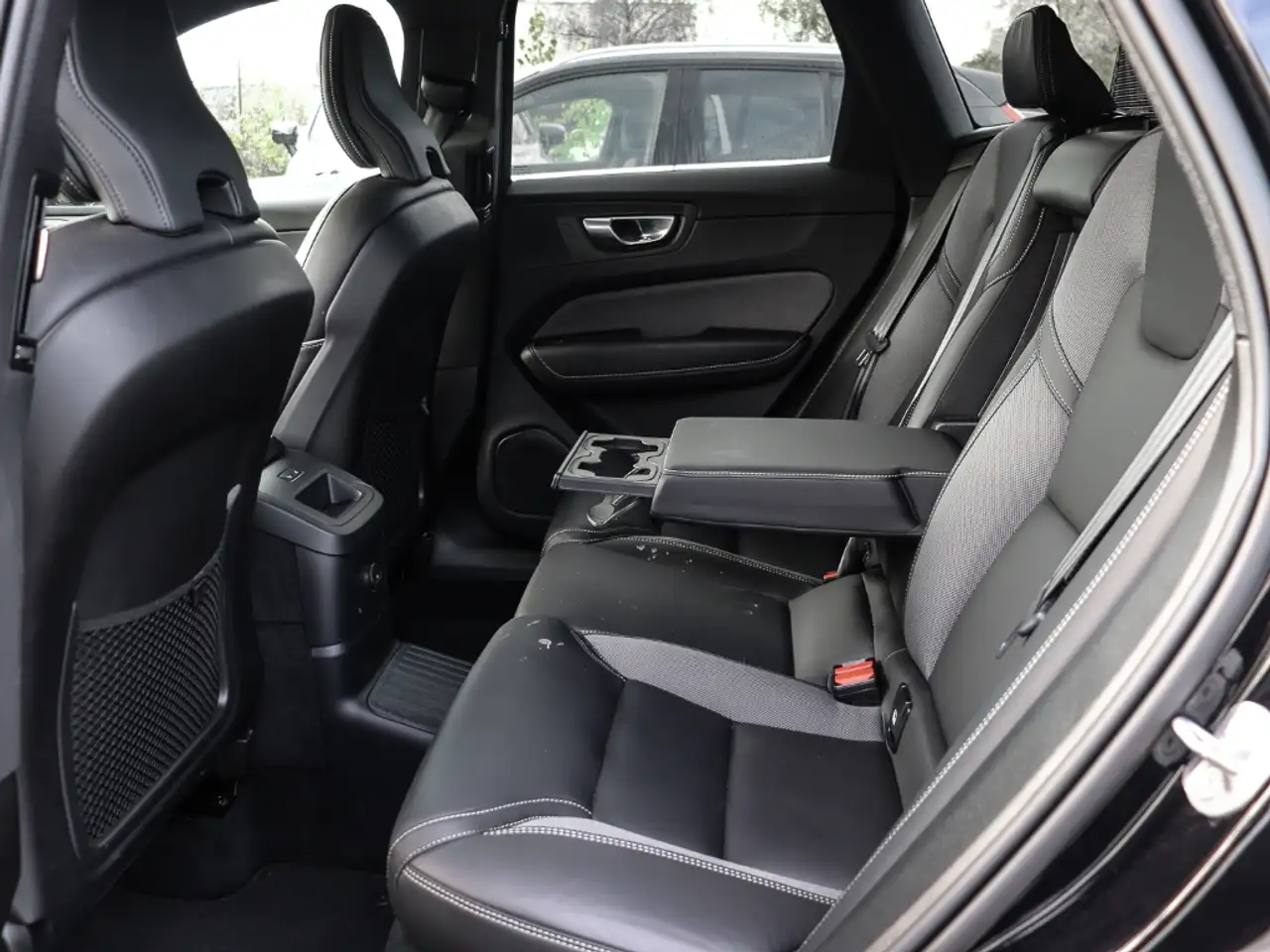 Volvo XC60 Plus Dark Recharge Plug-In Hybrid AWD T8 Twin Engi — Galerie du véhicule 14