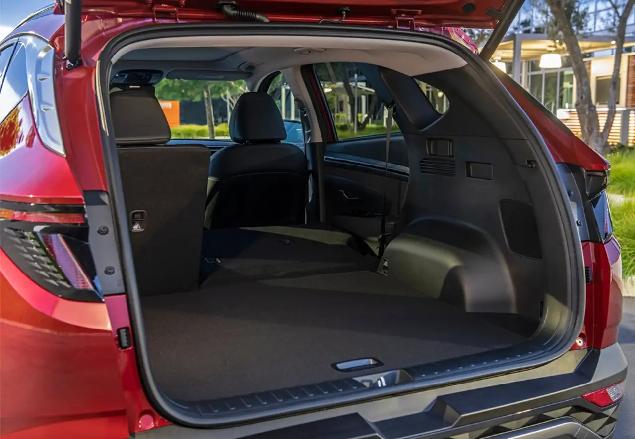 Hyundai TUCSON 1.6 TGDI HEV Maxx Sky AT — Vehicle gallery 22