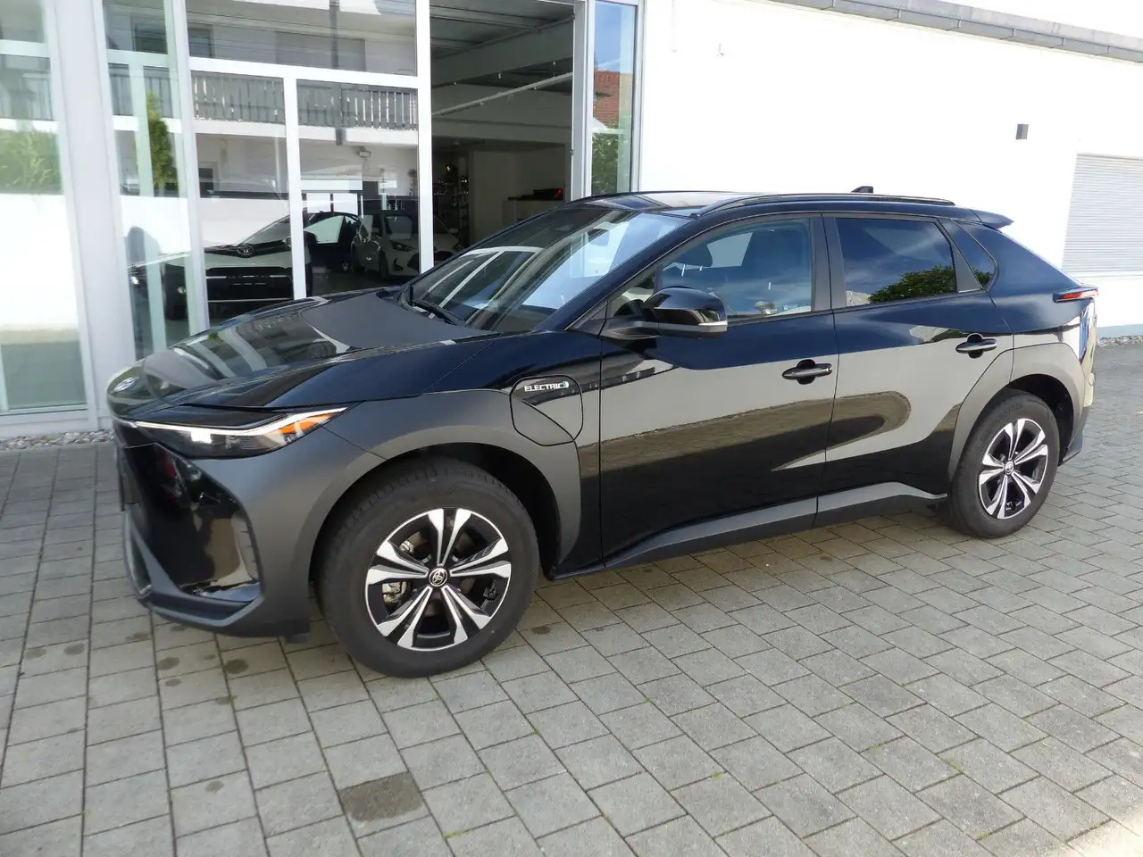 Toyota bZ4X FWD Comfortpaket Navi Kamera CarPlay SHZ — Vehicle gallery 3