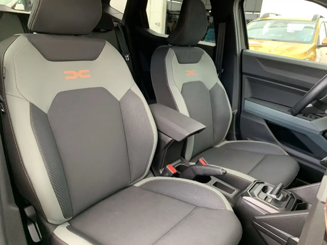 Dacia Duster 1.6 E-TECH HYBRID 140 EXTREME Extreme LED+SHZ+DAB — Galerie du véhicule 25