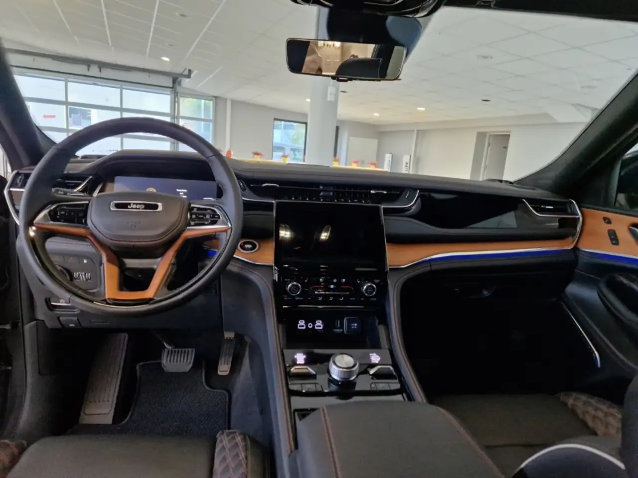Jeep Grand Cherokee Summit Reserve Allrad HUD Luftfederung TV Panorama — Galería del vehículo 21