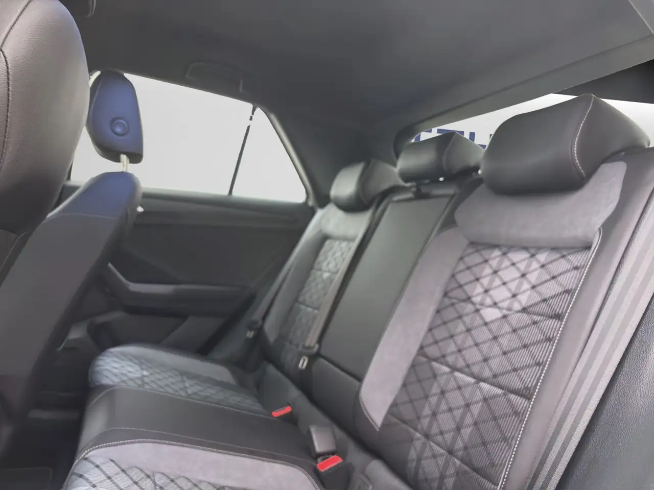 Volkswagen T-Roc 1.0 TSI R-LINE PDC LED+ SITZHZG ACC — Galería del vehículo 16
