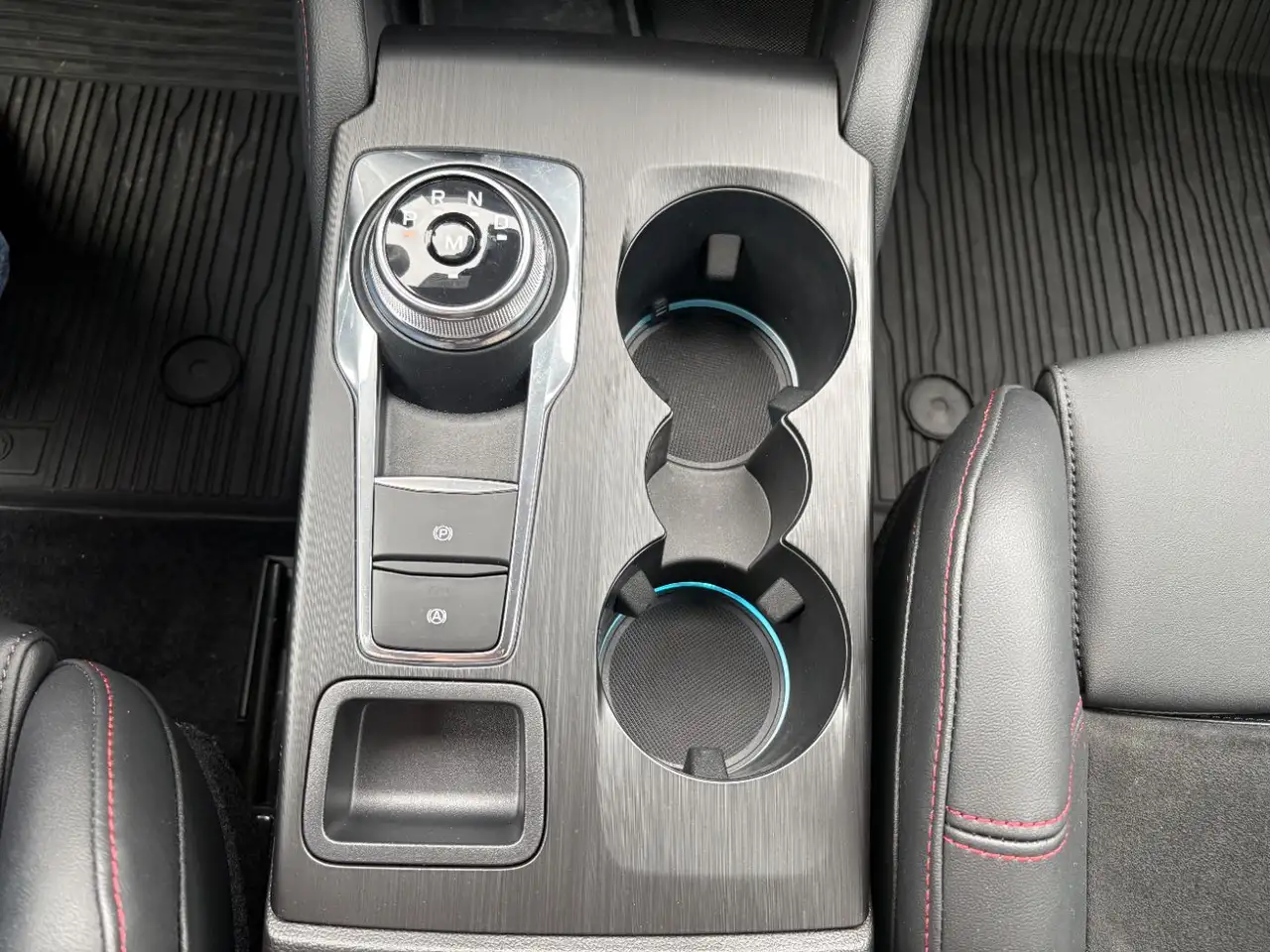 Ford Focus ST 2.3 EcoBoost X AHK, HUD, Kamera, 8-fach — معرض صور السيارة 16