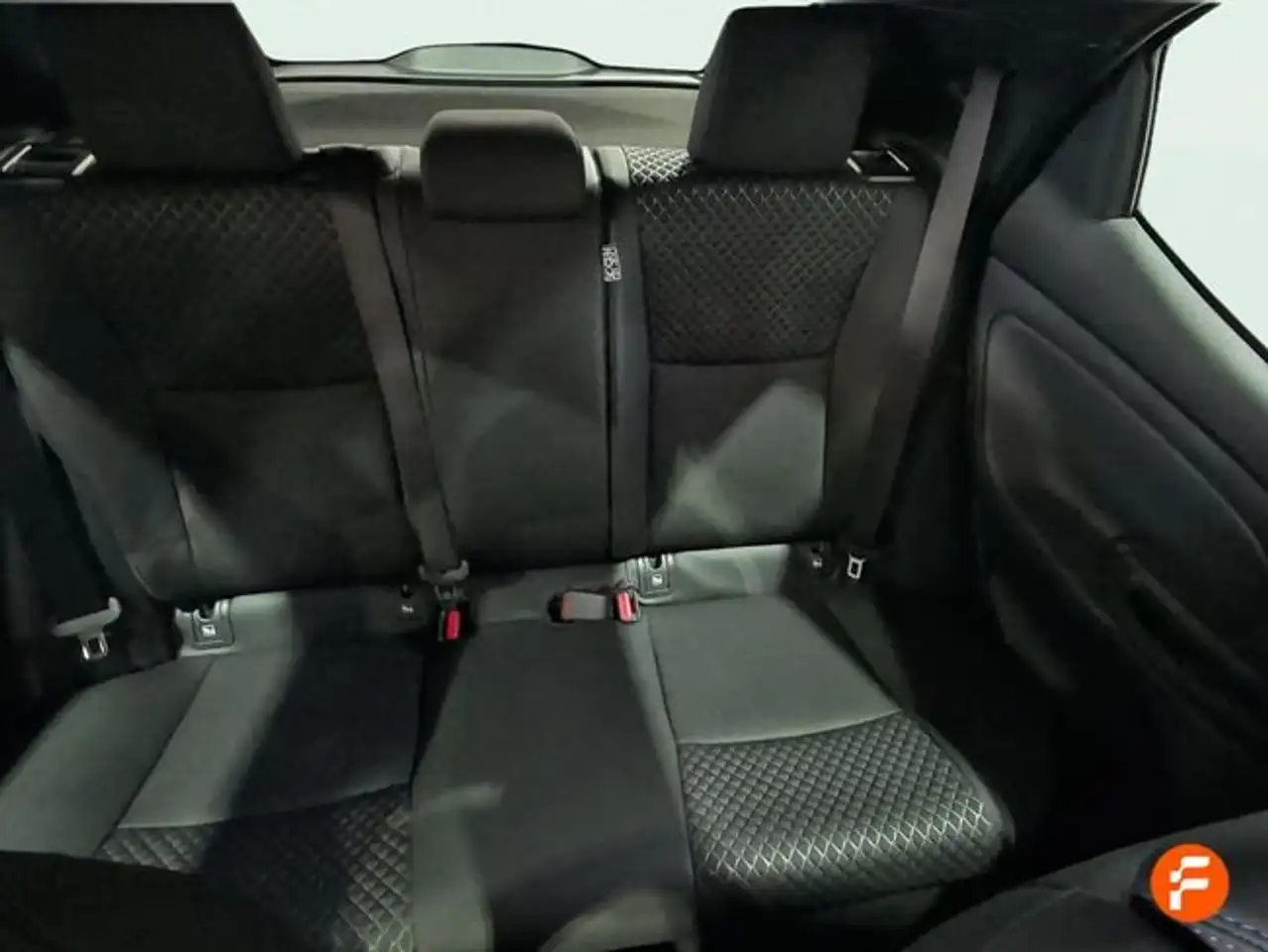 Toyota Yaris 120H 1.5 Active Plus — Galería del vehículo 26