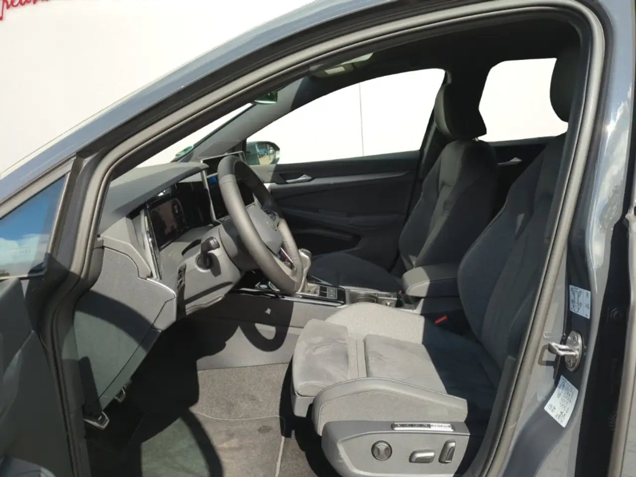 Volkswagen Golf VIII Style 1.5 TSI 6-Gang AHK,NAV,RFK,SHZ,ACC,LED — معرض صور السيارة 10