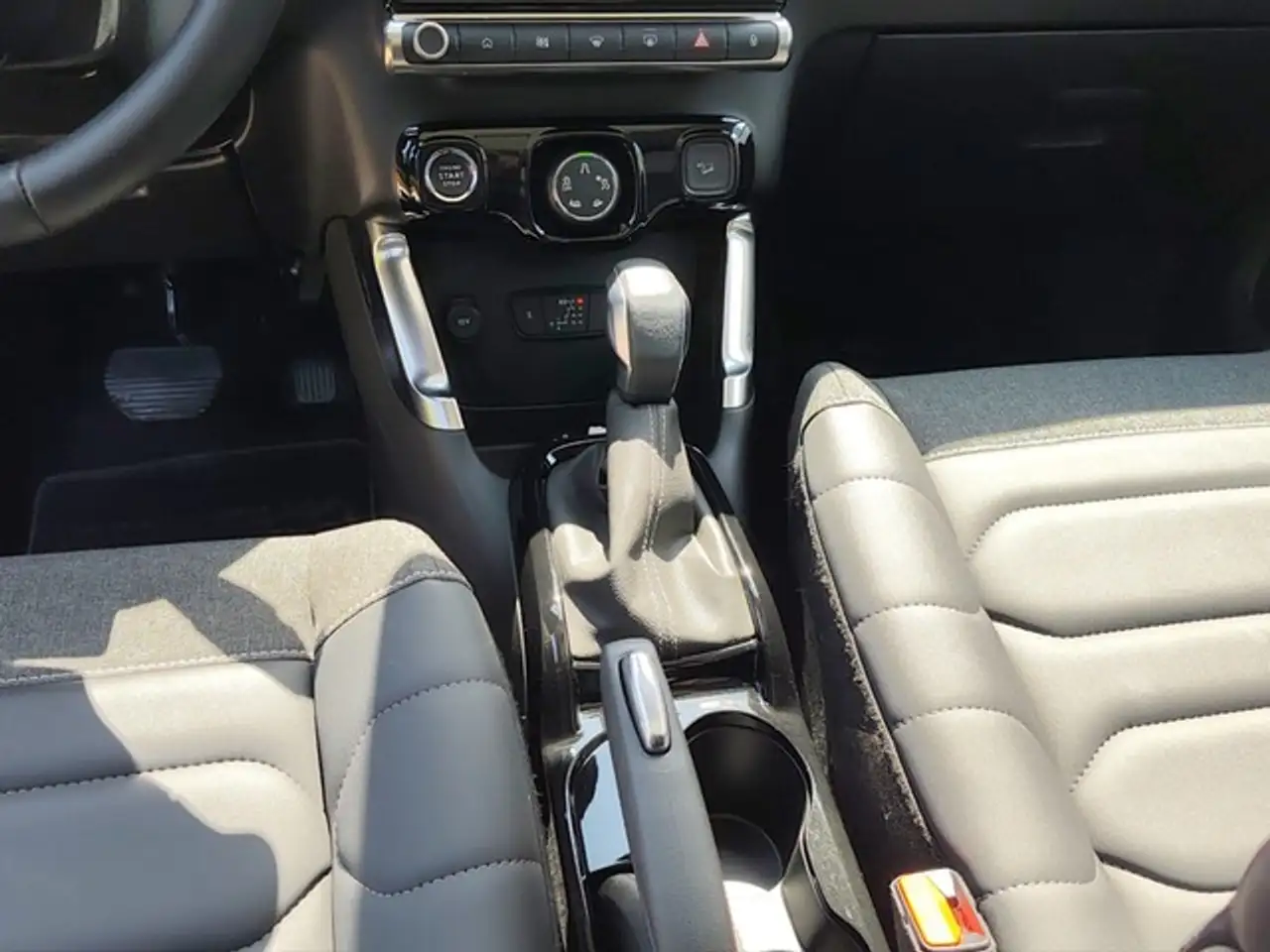 Citroen C3 Aircross Max EAT6 ALLWETTER PANO PDC KAMERA SHZ — Vehicle gallery 11