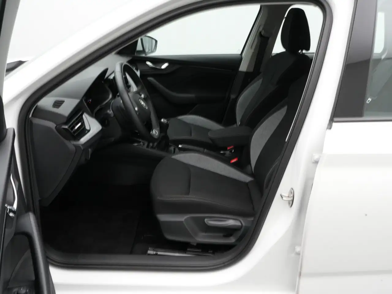 Skoda Kamiq Selection VIRT CARPLAY SHZ LED PORT NAV — Galería del vehículo 10