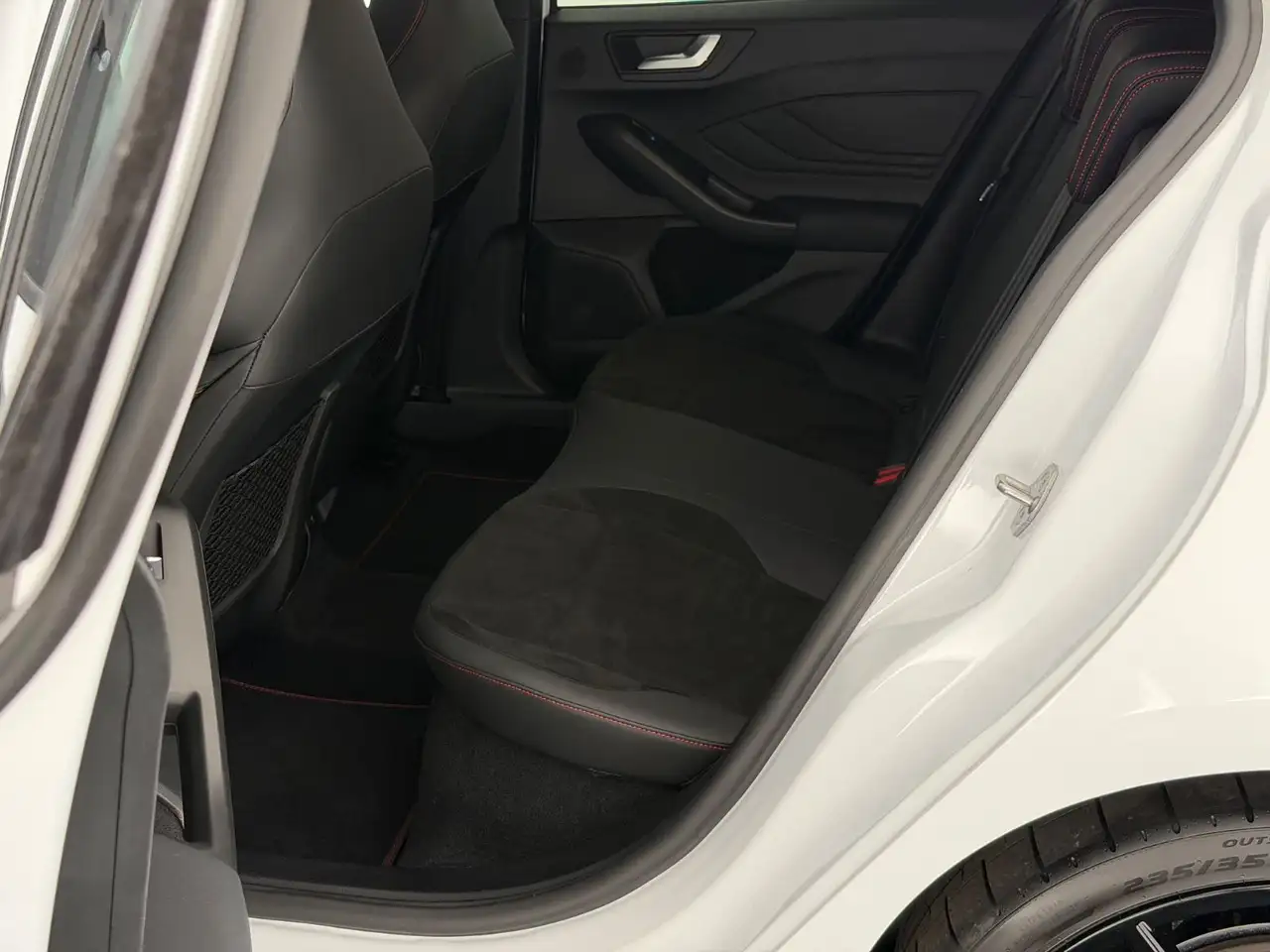 Ford Focus *ST X*LED-TRACK-B&O-ACC-R.KA-BREMBO-RECARO — Vehicle gallery 27
