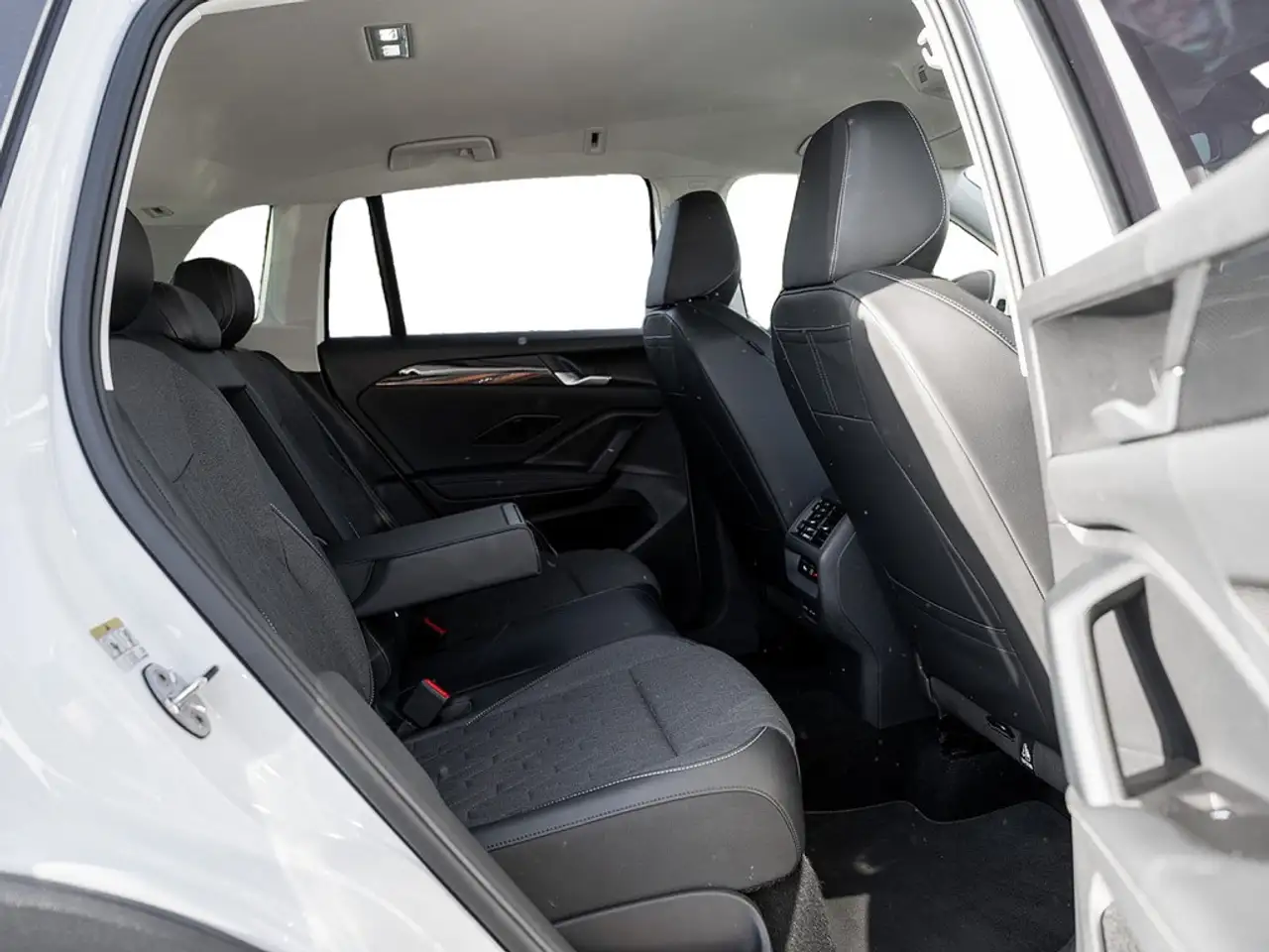 Volkswagen Tiguan 1.5 eTSI Life AHK KAM LED SHZ PDC NAVI — Vehicle gallery 5