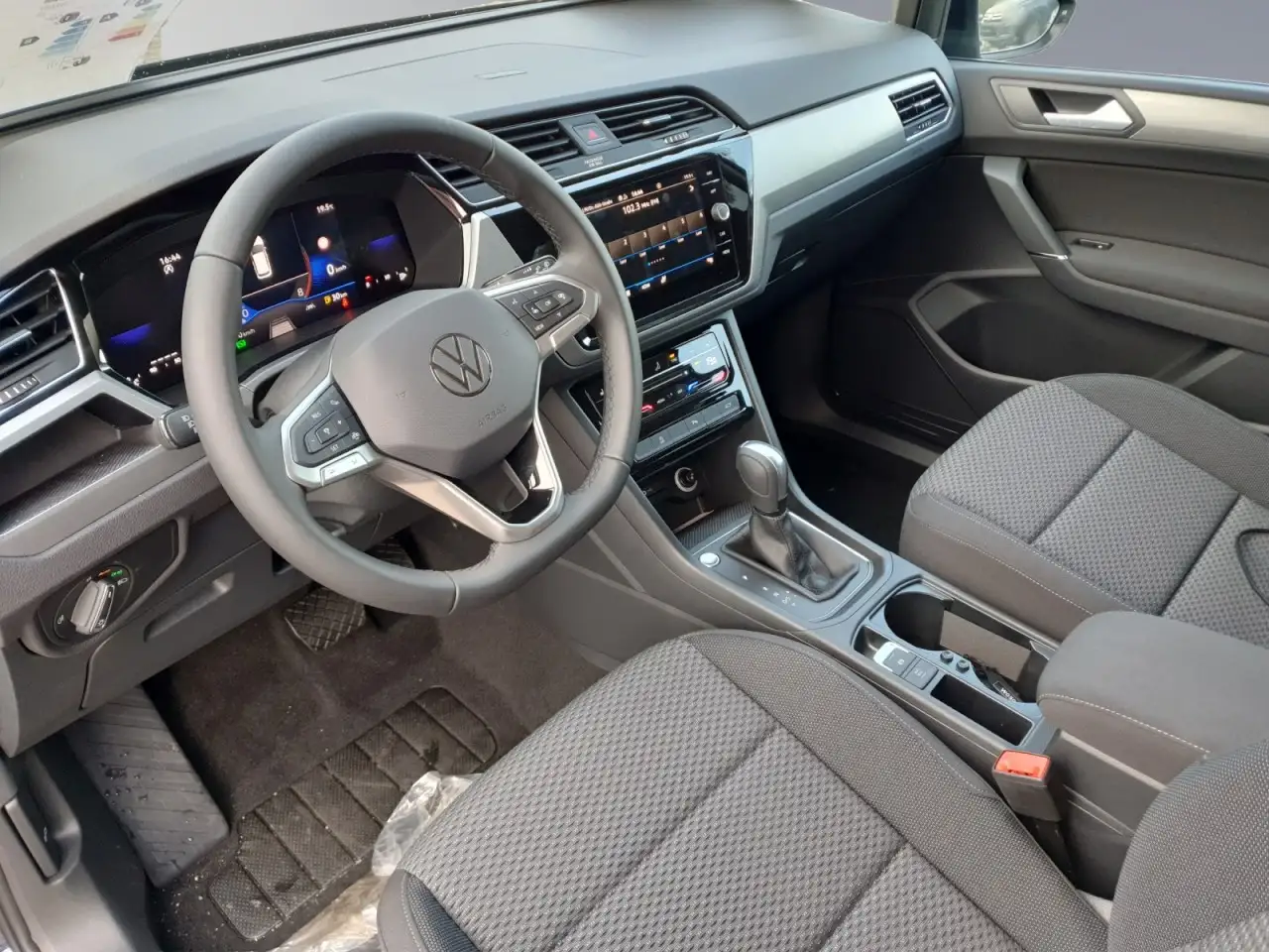 Volkswagen Touran Comfortline 1.5 TSI DSG Navi ACC Kamera Klima — Galería del vehículo 8