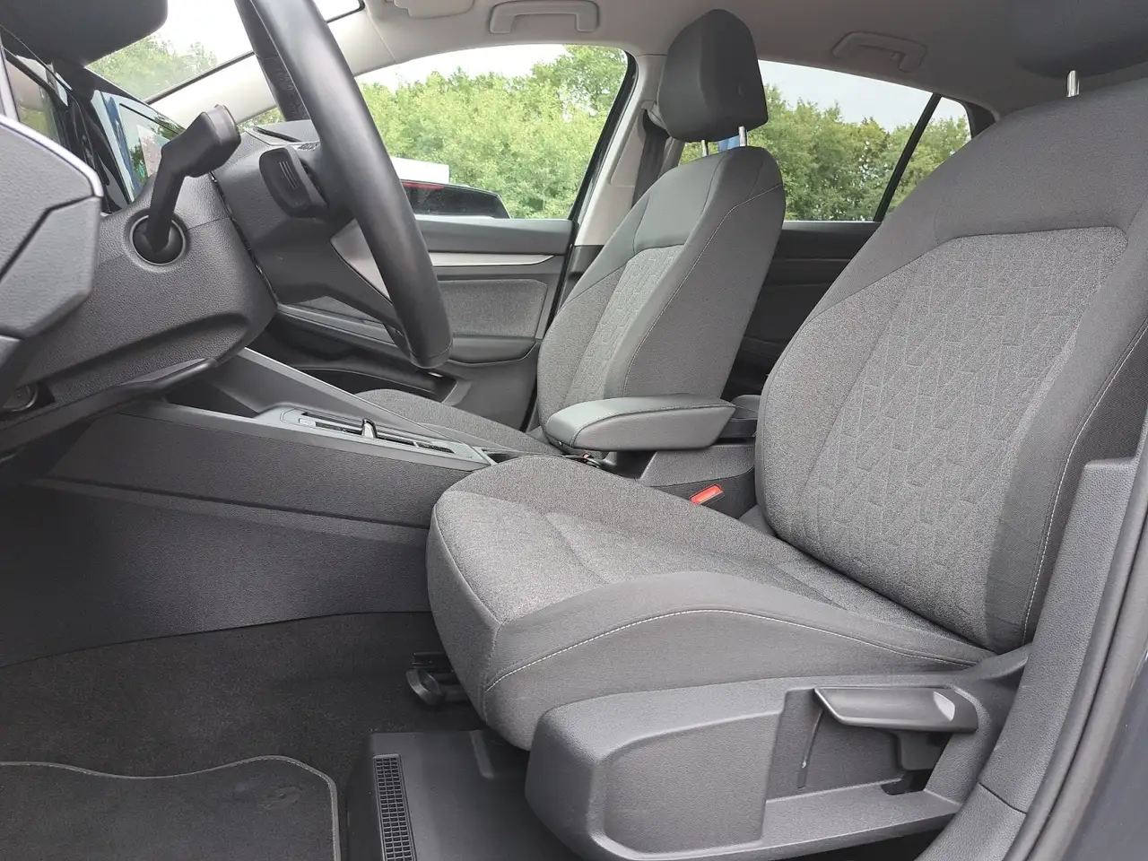 Volkswagen Golf VIII Move 1.0 eTSI DSG 3,99% APP GJ-REIF PDC LED — معرض صور السيارة 19