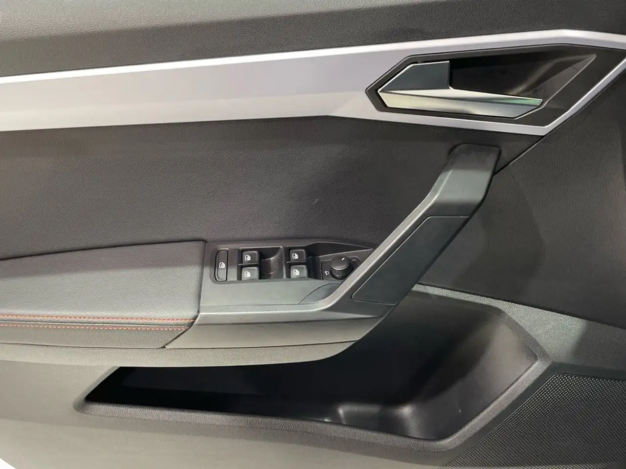 SEAT Arona 1.0 TSI S&S FR XM 115 — معرض صور السيارة 20
