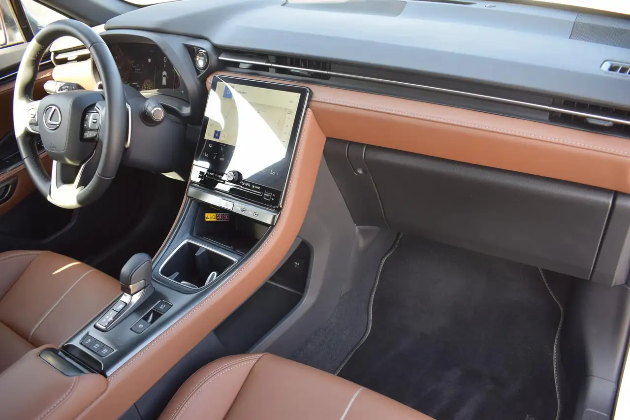 Lexus LBX FWD Relax — Vehicle gallery 19