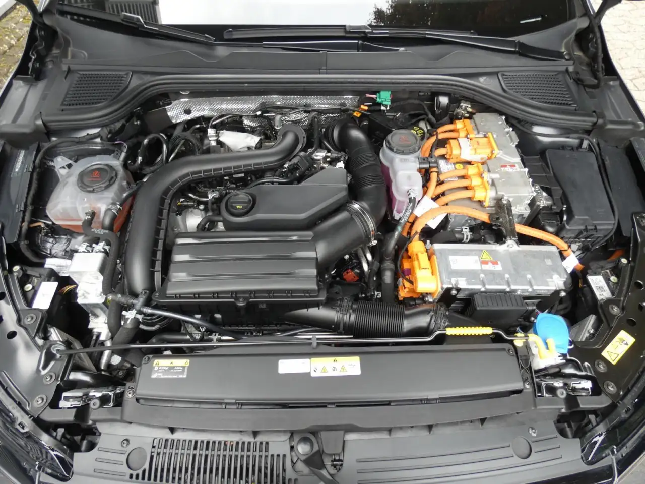 Volkswagen Golf VIII 1.5 TSI DSG GTE Navi AHK LED-Matrix HuD — Galería del vehículo 14