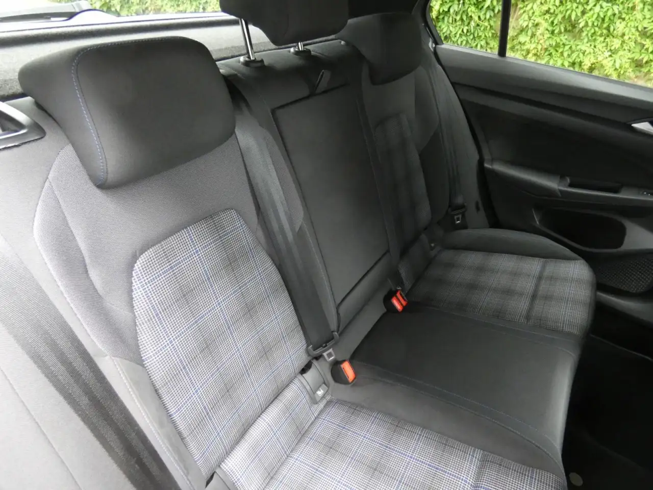 Volkswagen Golf VIII 1.5 TSI DSG GTE Navi AHK LED-Matrix HuD — Galería del vehículo 6