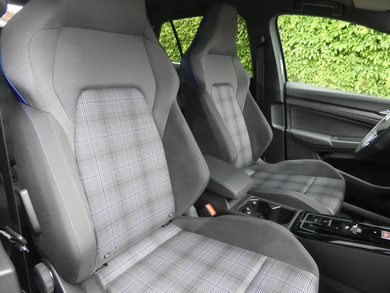 Volkswagen Golf VIII 1.5 TSI DSG GTE Navi AHK LED-Matrix HuD — Galería del vehículo 5