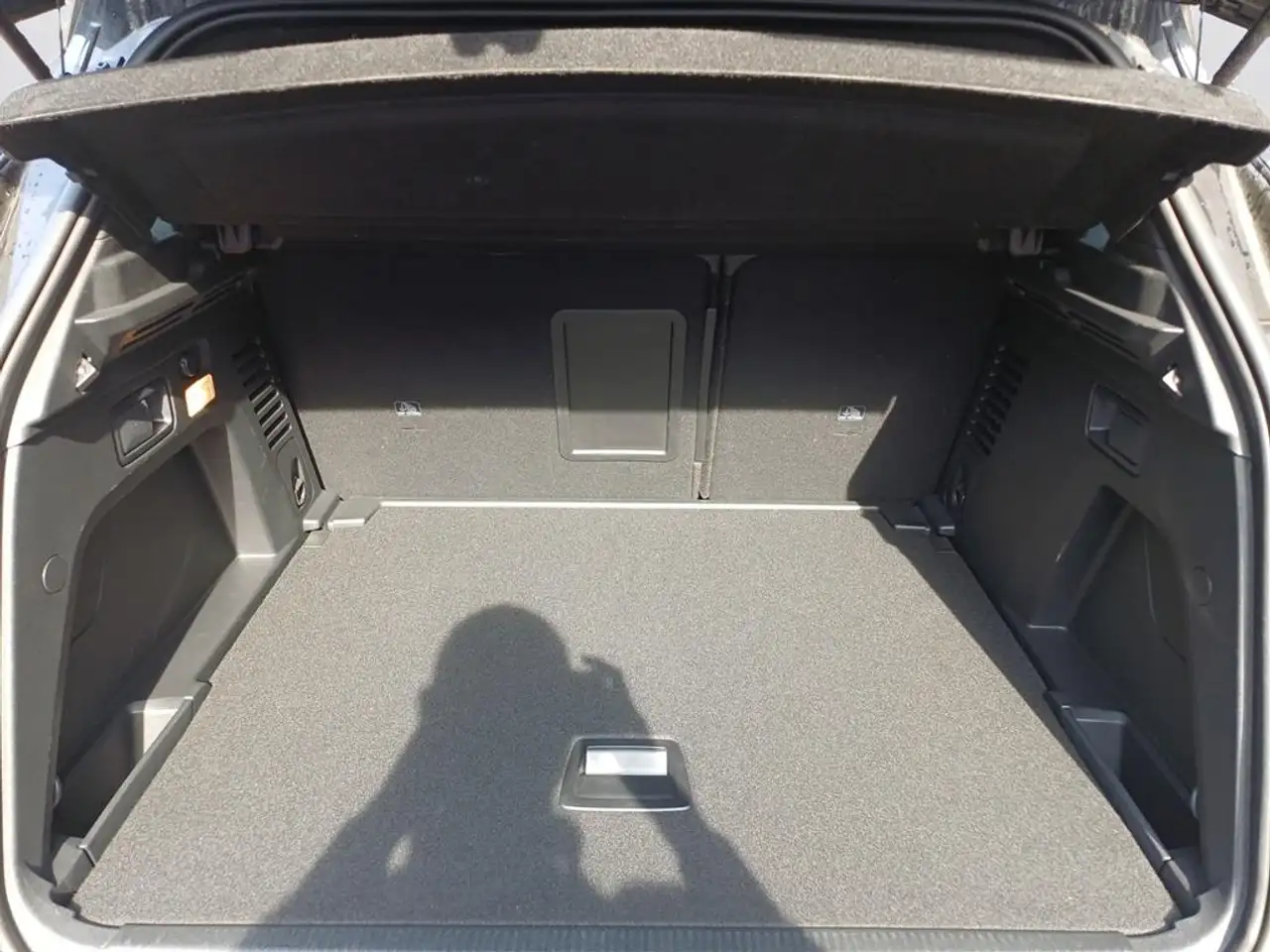 Peugeot 3008 Hybrid GT 136 PANO NAVI SHZ PDC — Galería del vehículo 7
